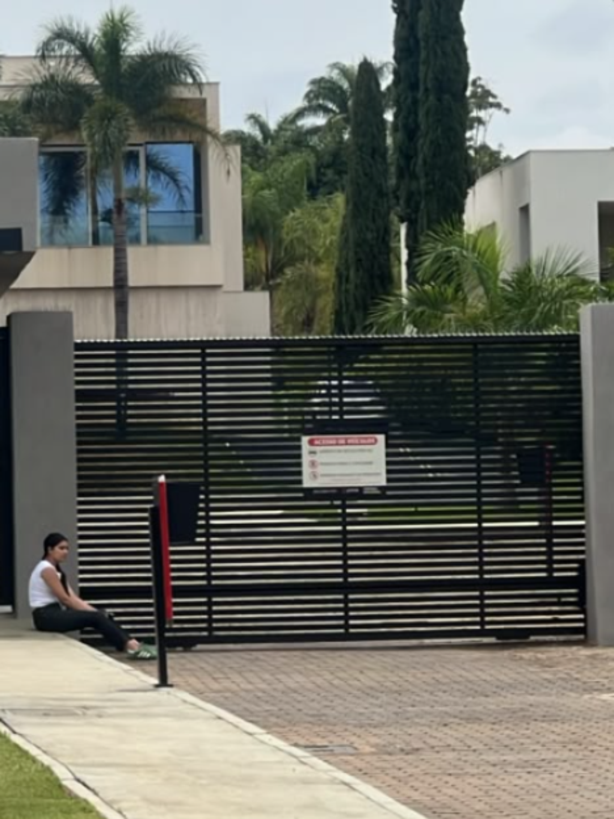 Condomínio de Flávio Bolsonaro vira alvo das atenções com a possibilidade de fuga; comboio teria deixado casa do senador