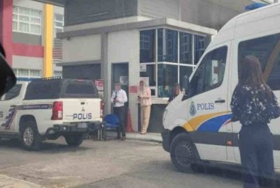 Polis telah menahan seorang pelajar lelaki di sebuah sekolah antarabangsa swasta di Kuching kerana disyaki menyerang seorang guru menggunakan objek tajam dipercayai kapak.