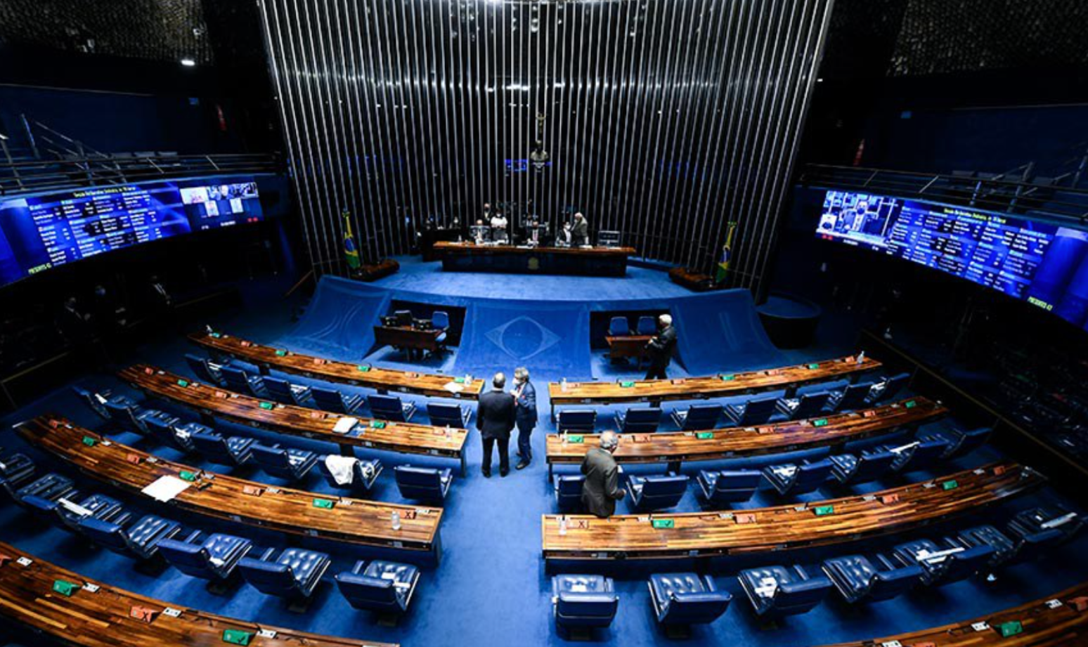 Foto do Plen&aacute;rio do senado, com tapete azul e cadeiras em madeira