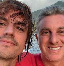 O cineasta Fernando Grostein Andrade, que se declara eleitor de Lula, com o irmão, o apresentador Luciano Huck, visto à direita no espectro político Foto: Reprodução