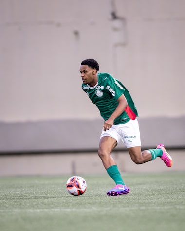 Quem são os jogadores de Palmeiras e Corinthians apontados como maiores promessas do futebol mundial