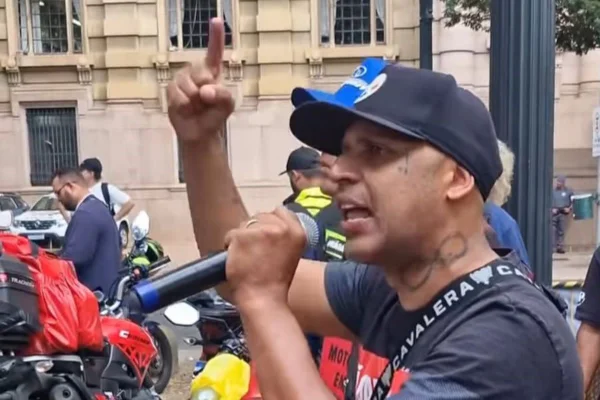 "Motoboy de Lula" aciona MPF após visita de Flávio a espaço da gestão Nunes
