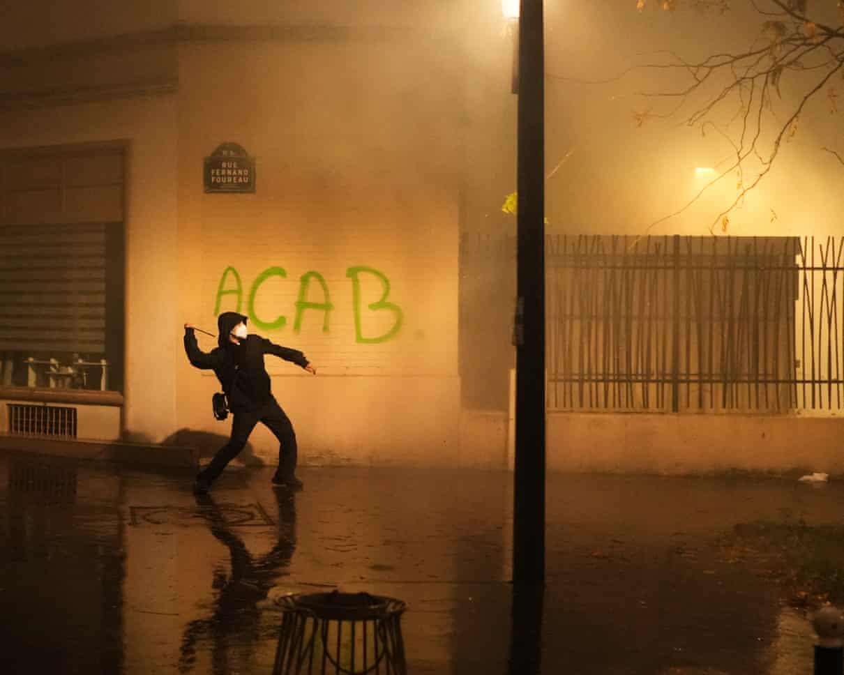 Centenas de milhares marcham pela França em protestos contra escolas e policiamento