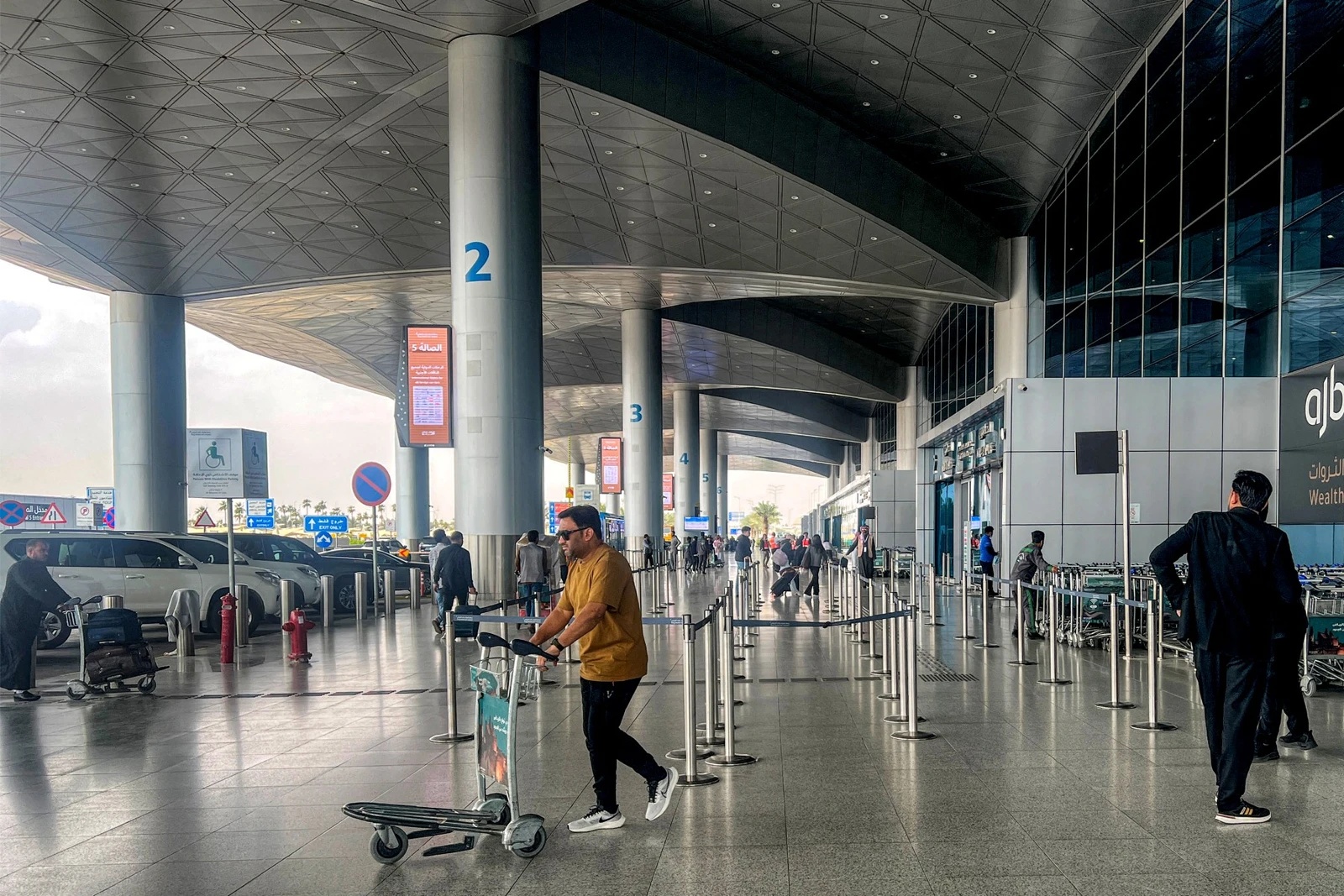 Líderes árabes e do GCC condenam ataques letais dos Houthis contra aeroportos da Arábia Saudita