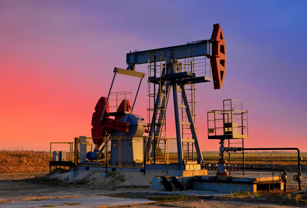 O petróleo sobe enquanto os traders avaliam as tensões no Golfo contra as fortes exportações do Oriente Médio