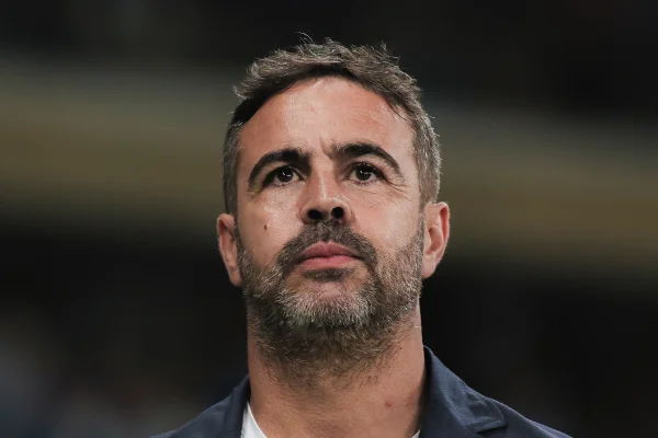 Artur Jorge acusa torcedor de xenofobia em Bragantino x Cruzeiro