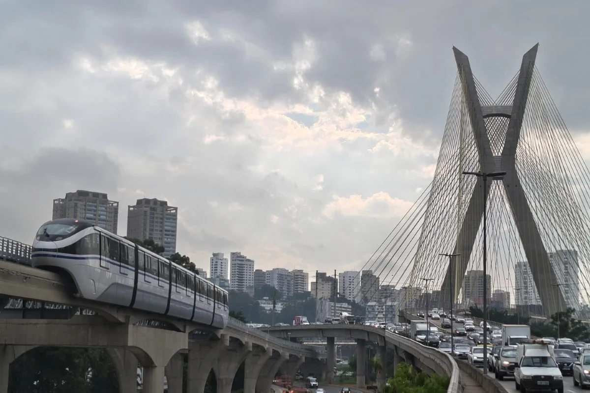 Empresas e moradores ocupam áreas públicas à venda às margens da Linha 17