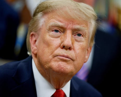 Imagem da matéria: Trump se afasta de principais assessores que, segundo relatórios, aconselharam um governo pró-Rússia