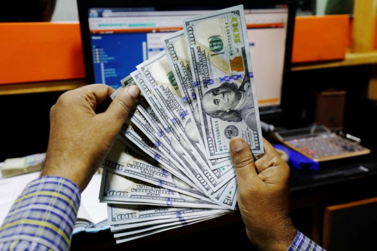 Nas duas sess&otilde;es anteriores o d&oacute;lar acumulou uma queda de 4,65%, refletindo o entusiasmo dos investidores com a lideran&ccedil;a do &zwnj;senador Fl&aacute;vio Bolsonaro sobre Lula no primeiro turno das elei&ccedil;&otilde;es