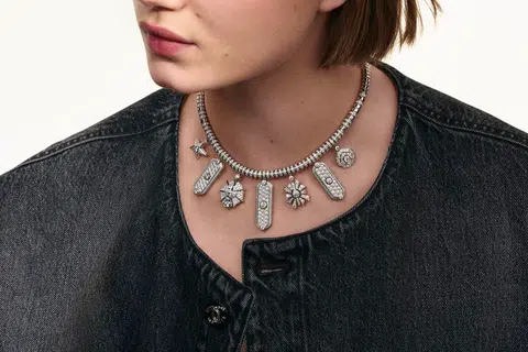 A Chanel traz sua coleção de joias finas de 2026, composta por signos, símbolos e amuletos da sorte, para Singapura.
