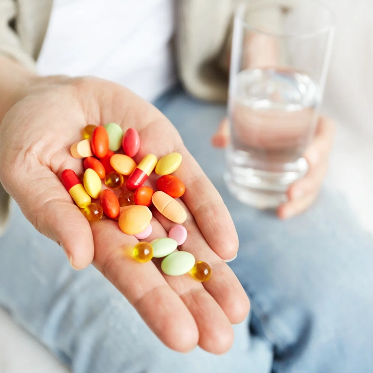 Tomar antibiótico além do tempo recomendado é arriscado e afeta microbiota