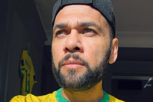 Daniel Alves diz que Espírito Santo “soprou” nome de Flávio Bolsonaro - destaque galeria