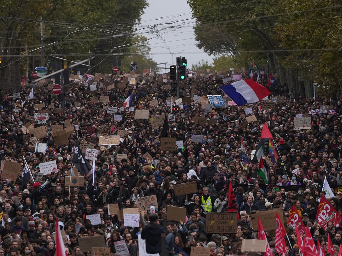 Centenas de milhares marcham pela França em protestos contra escolas e policiamento