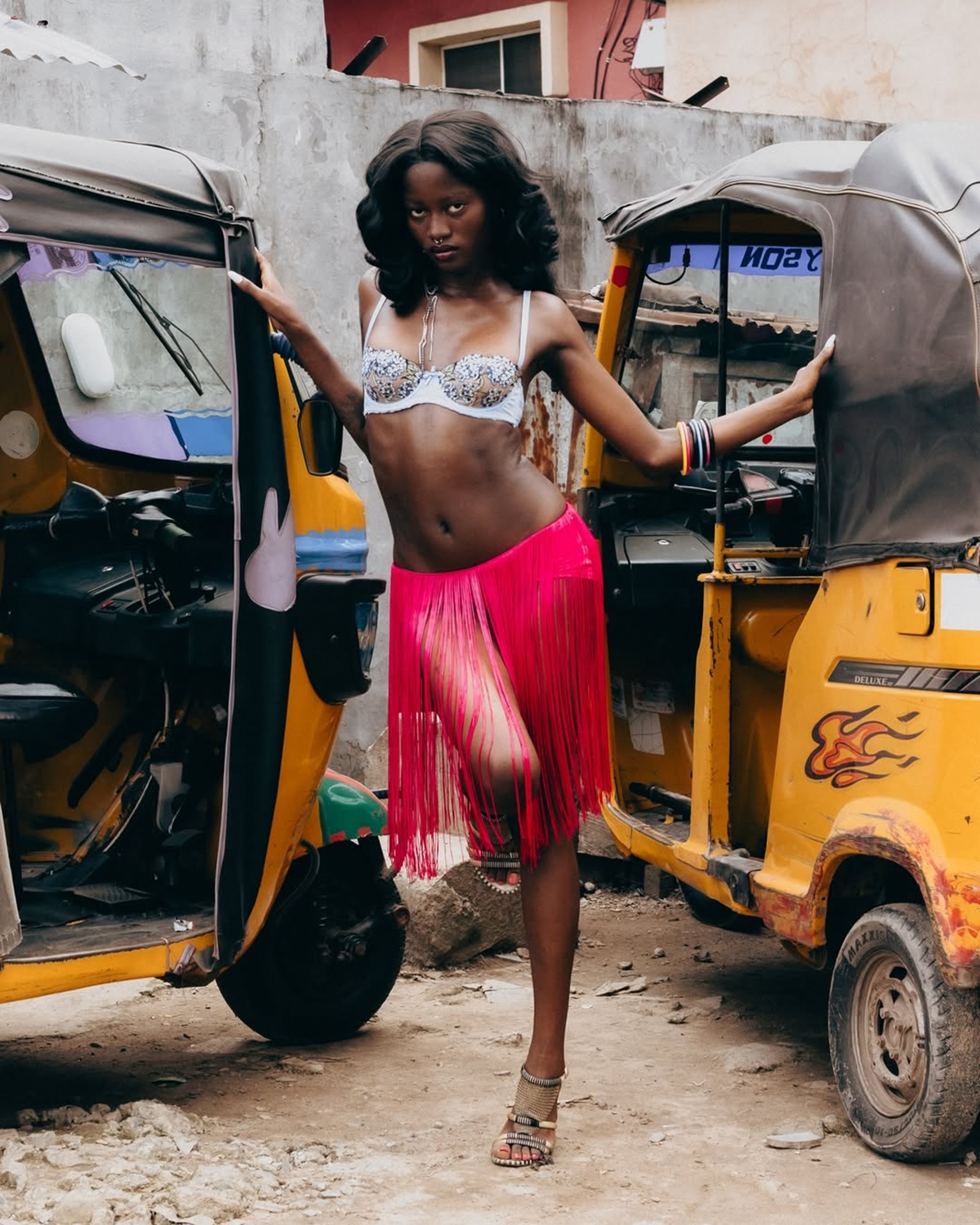 Modelo nigeriana que recriava desfiles da Chanel estreia na maison em Paris
