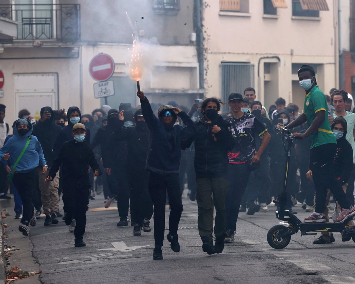 Mais de 400 escolas na França serão fechadas na segunda-feira, com mais protestos planejados