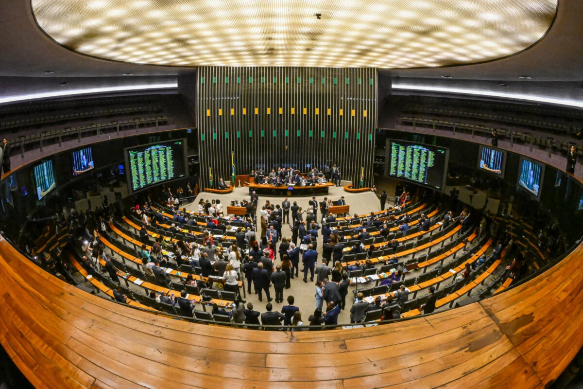 Deputados eleitos são em média 4 vezes mais ricos que candidatos derrotados