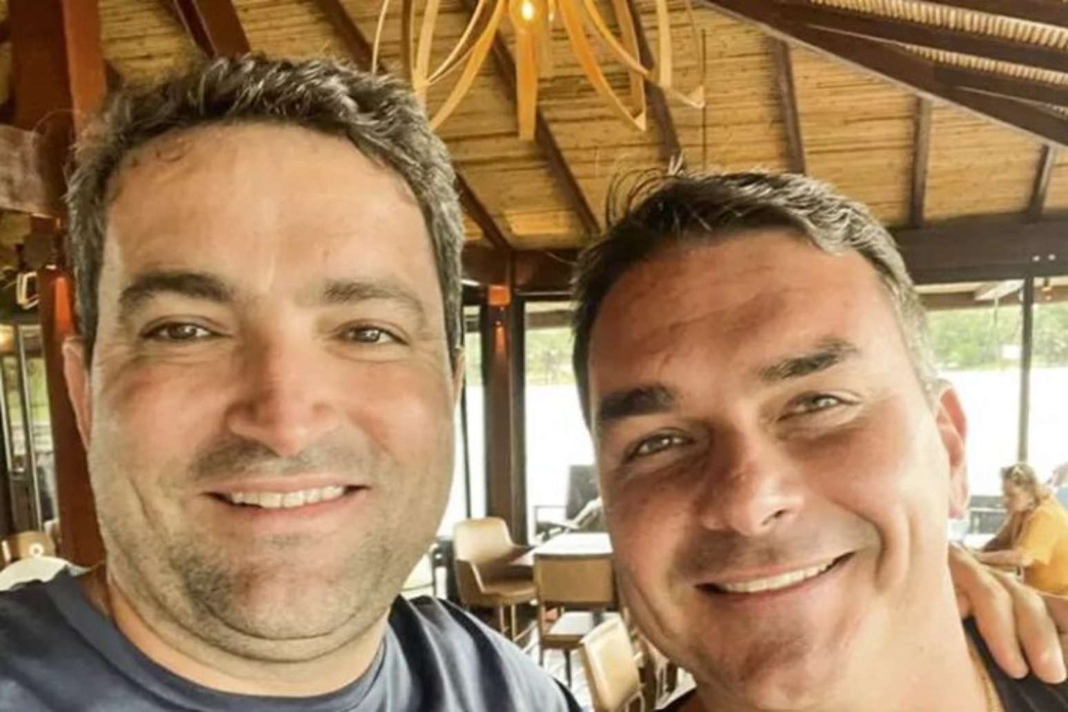 O advogado Willer Tomaz e o senador Fl&aacute;vio Bolsonaro (PL-SP) s&atilde;o amigos