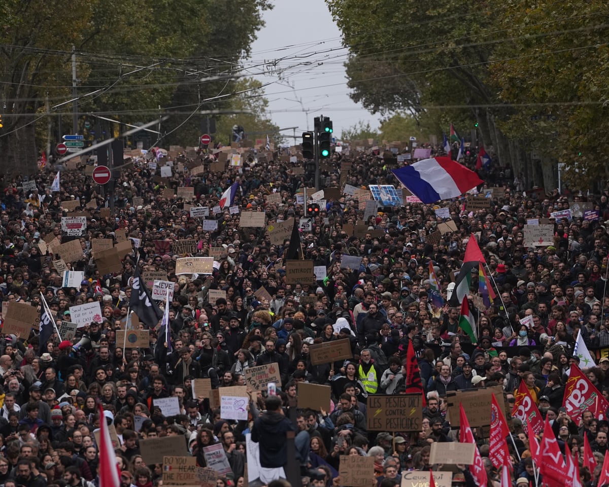 Centenas de milhares marcham pela França em protestos contra escolas e policiamento