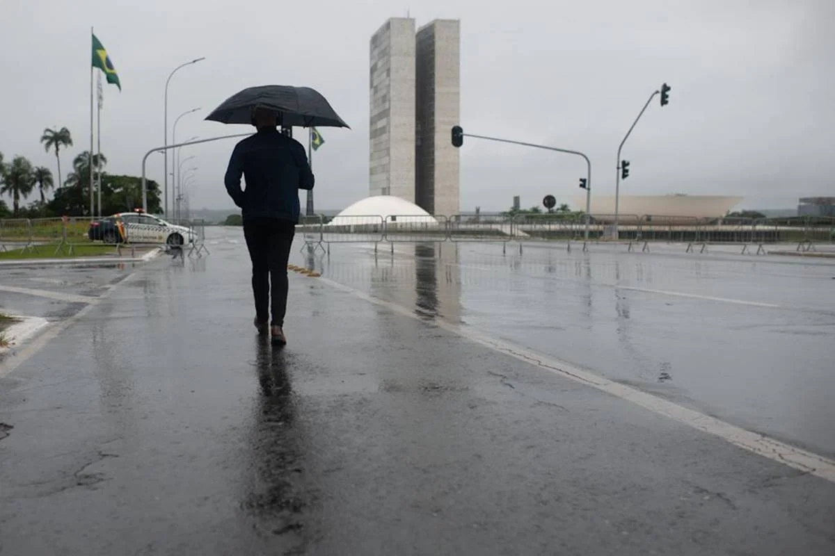 DF começa semana sob alerta para chuvas intensas; veja previsão