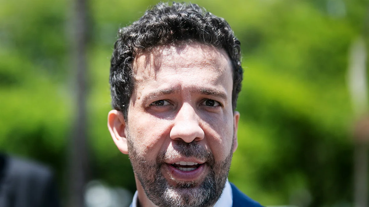 Apesar de reeleito, Janones perdeu mais de 160 mil votos em quatro anos