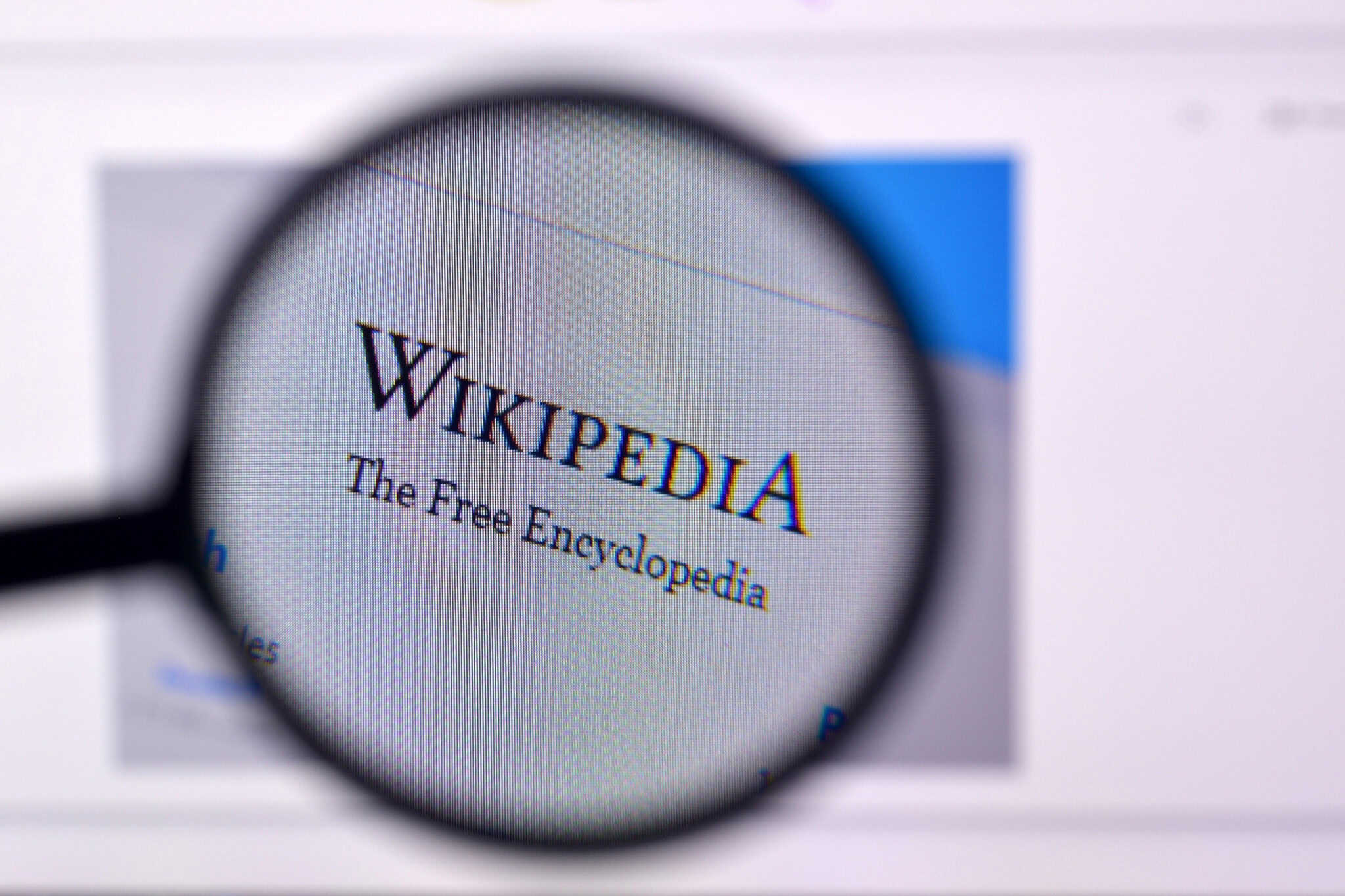 Logo da Wikipédia visto por uma lupa