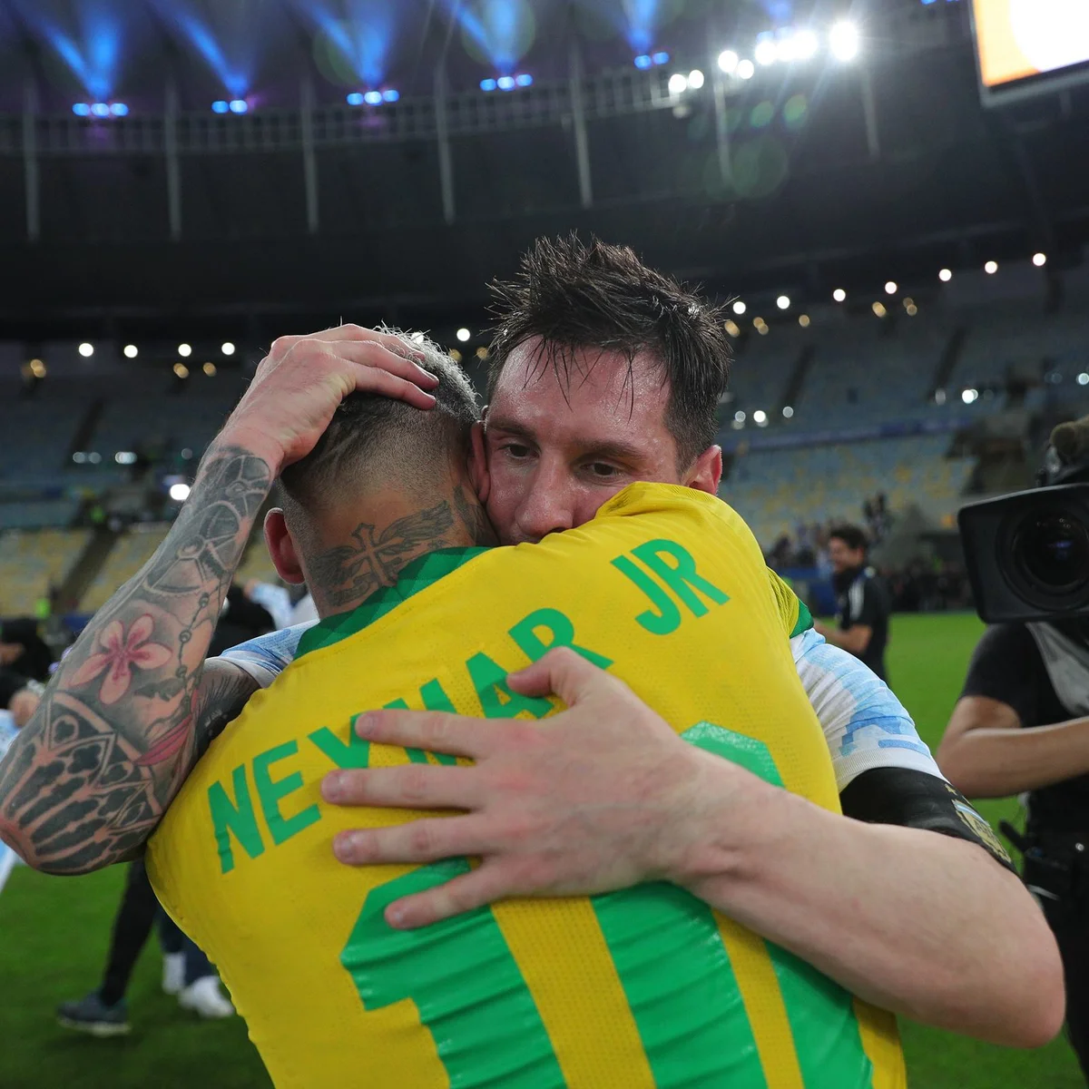 Neymar homenageia Messi antes do último jogo do argentino pela seleção