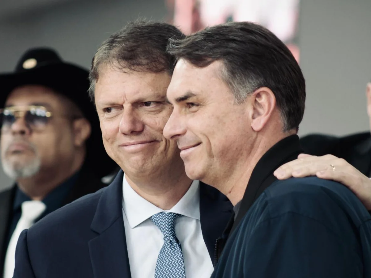 Tarcísio diz "estar pronto" para ajudar Flávio com nomes no governo federal