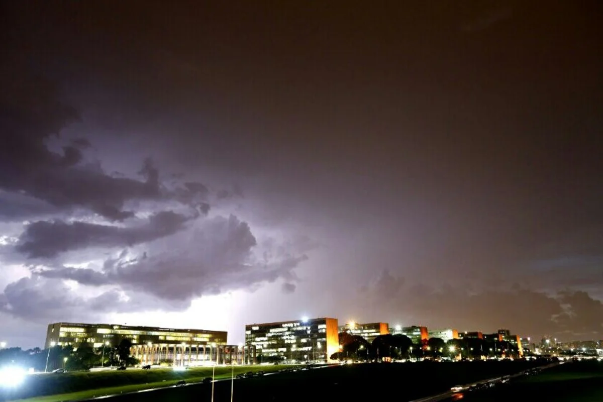 Defesa Civil emite alerta de chuva intensa com ventos de até 60 km/h no DF