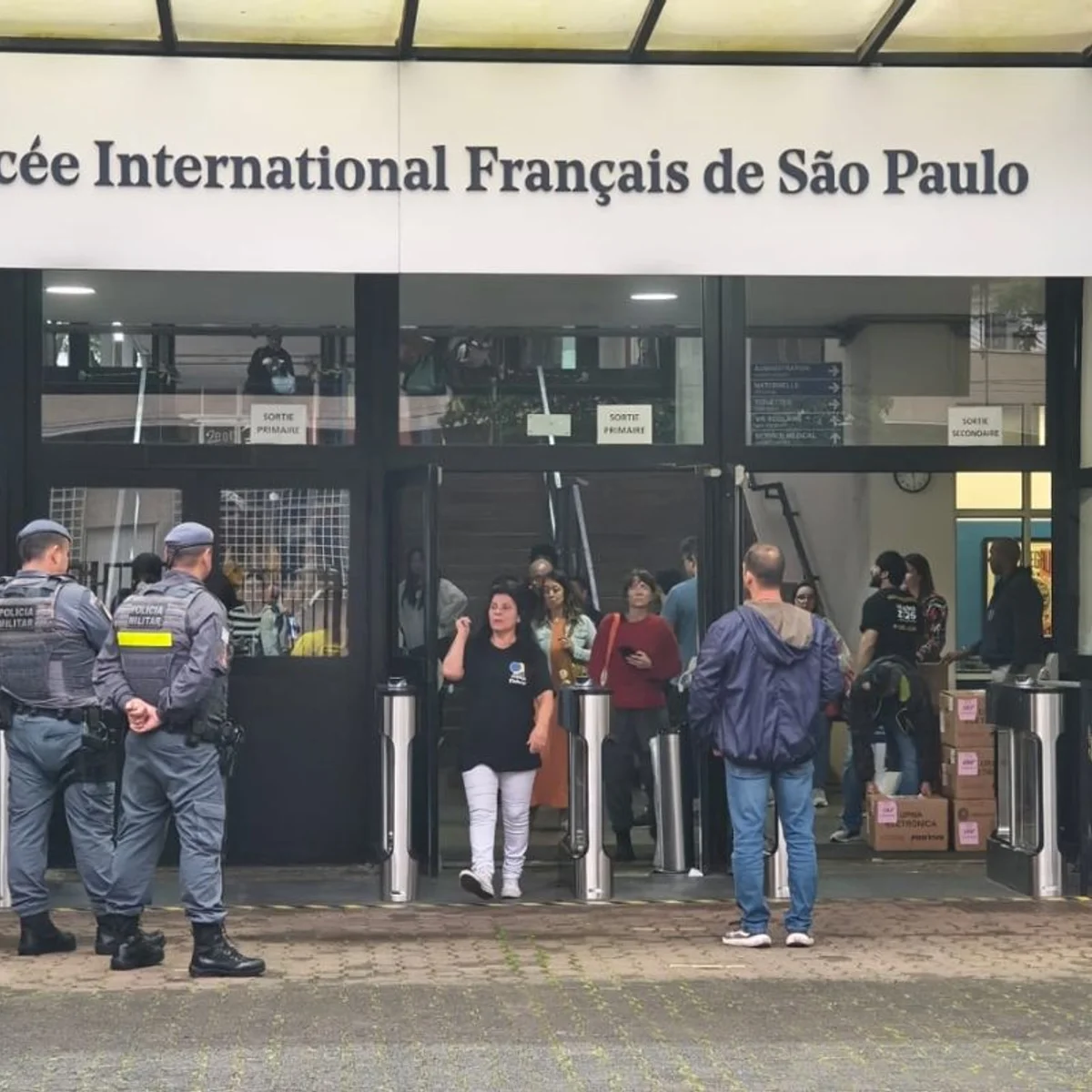 Foto mostra urnas recolhidas na zona sul, mesmo após prorrogação de votação