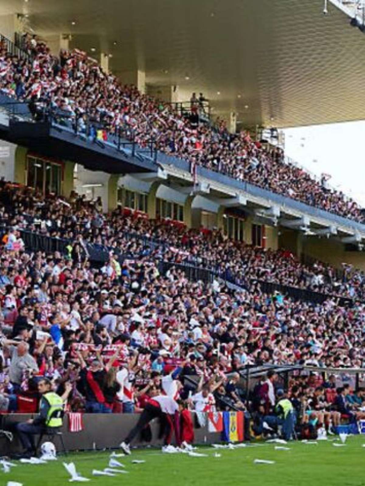 Partida de La Liga é cancelada após protestos de torcida com 'aviõezinhos' de papel