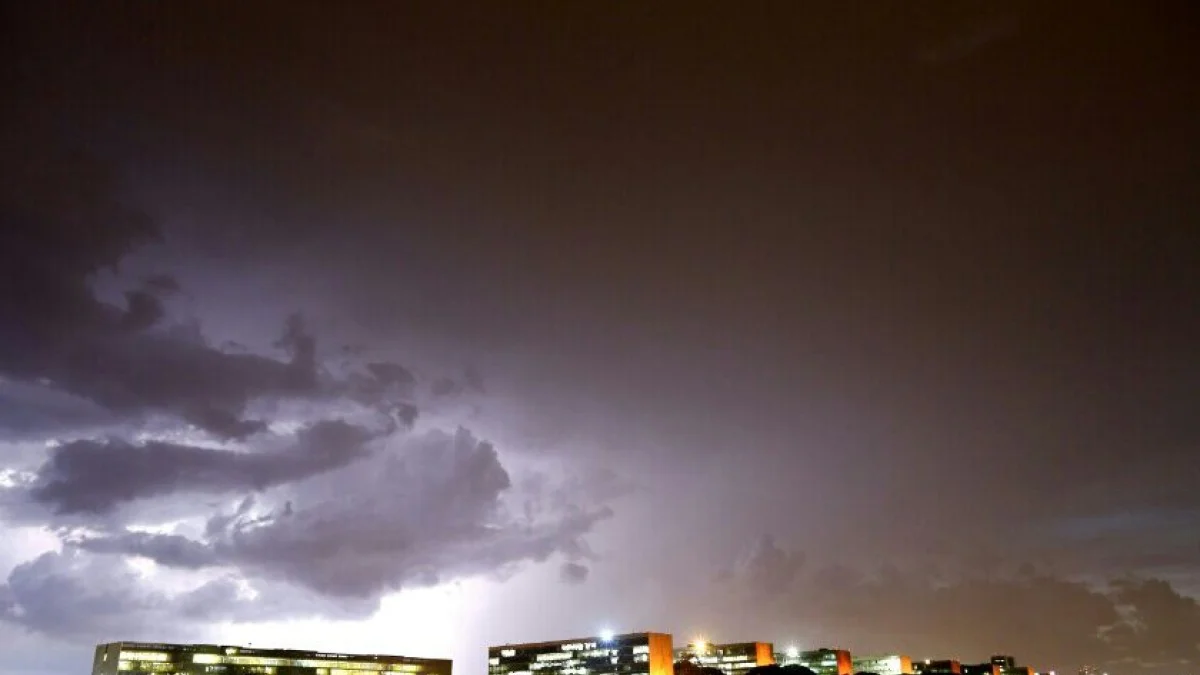Defesa Civil emite alerta de chuva intensa com ventos de até 60 km/h no DF