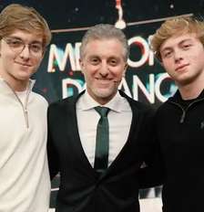 Luciano Huck entre Joaquim e Benício: todo pai quer o melhor para os filhos, e esse melhor custa caro Foto: Reprodução