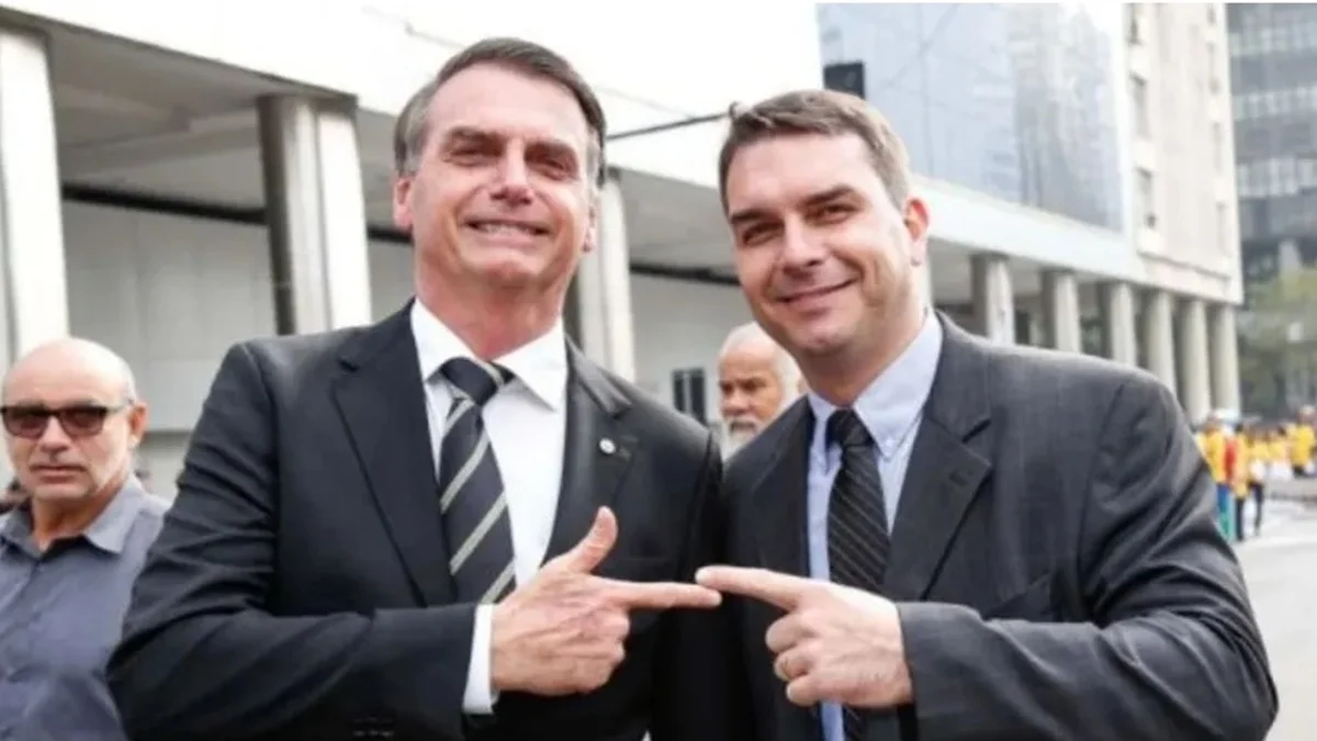 Moraes pede parecer da PGR sobre pedido de Bolsonaro para receber Flávio