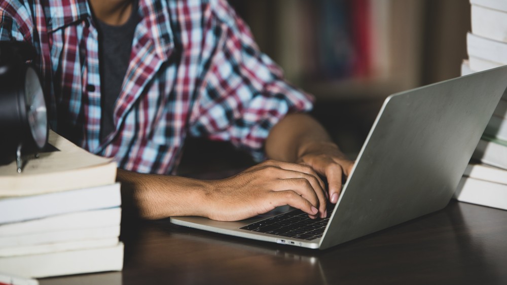 Gemini Notebook conta com funções voltadas para pesquisas, estudos e organização — Foto: Reprodução/Magnific