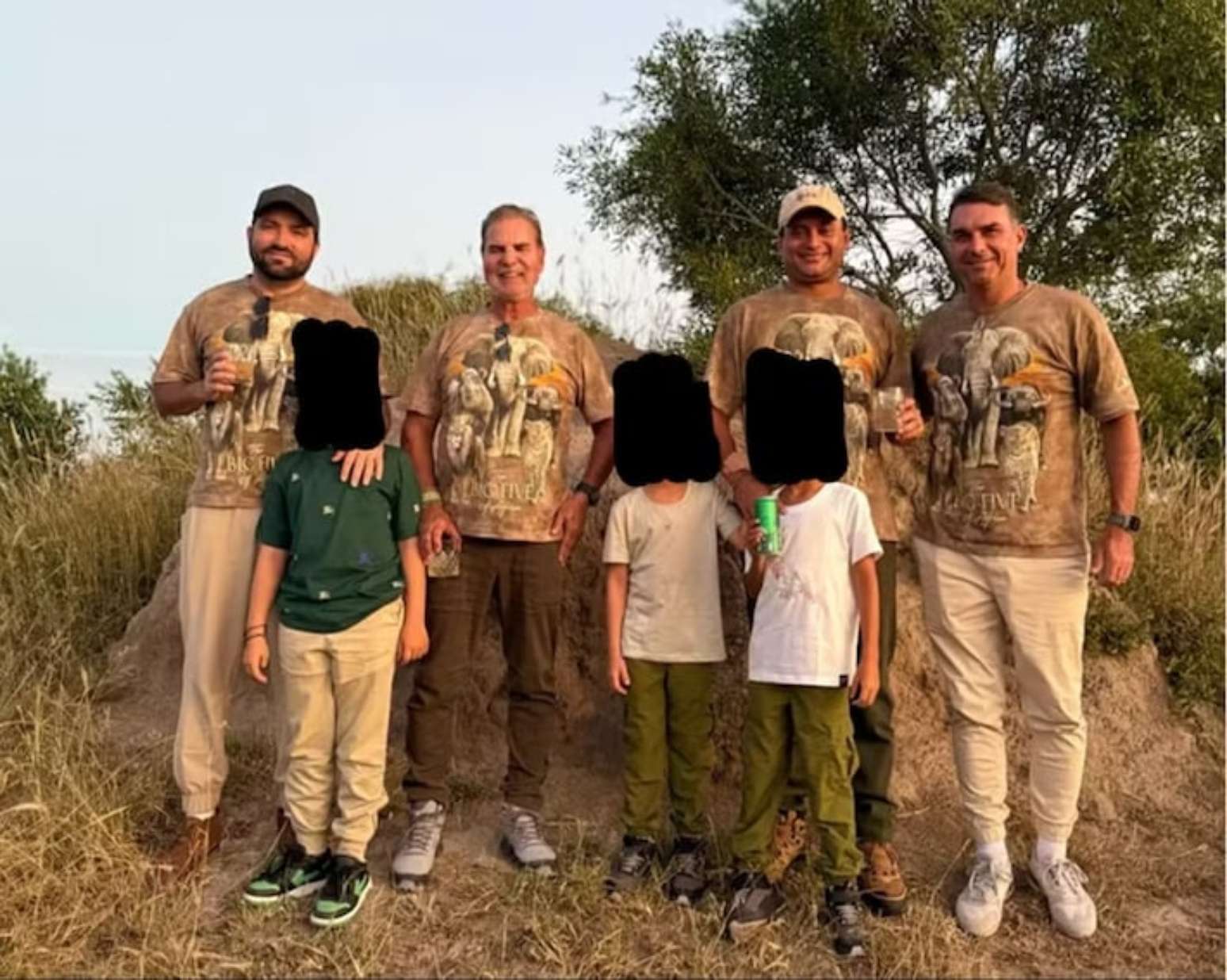 Fotografia de mar&ccedil;o de 2025, revelada pelo jornal O Globo, mostra Fl&aacute;vio Bolsonaro ao lado do senador Weverton Rocha e do advogado Willer Tomaz, ambos investigados no caso da fraude no INSS