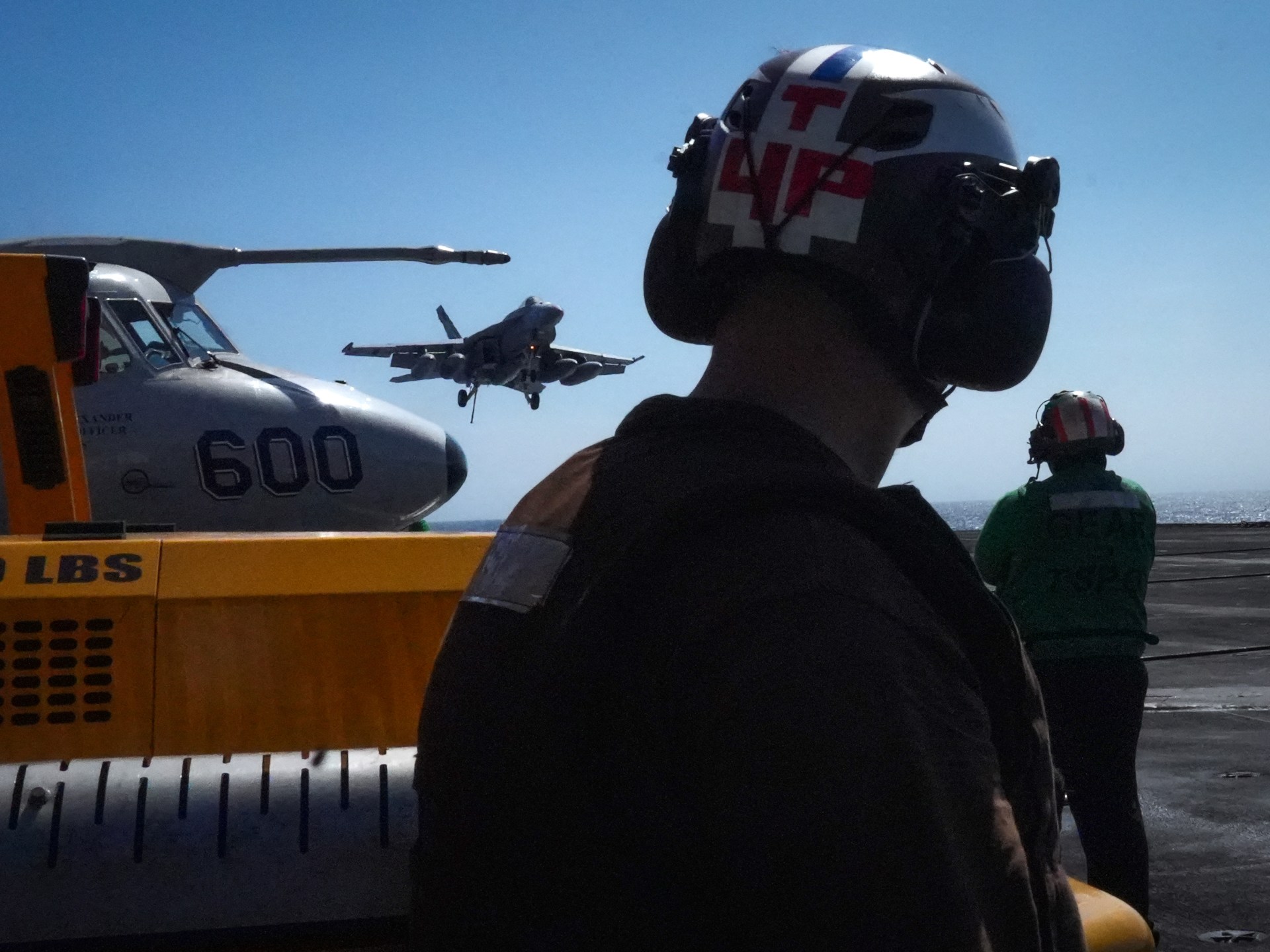 Guerra no Irã ao vivo: EUA movem 2.000 fuzileiros navais para o Oriente Médio, petroleiro atingido no Estreito de Ormuz