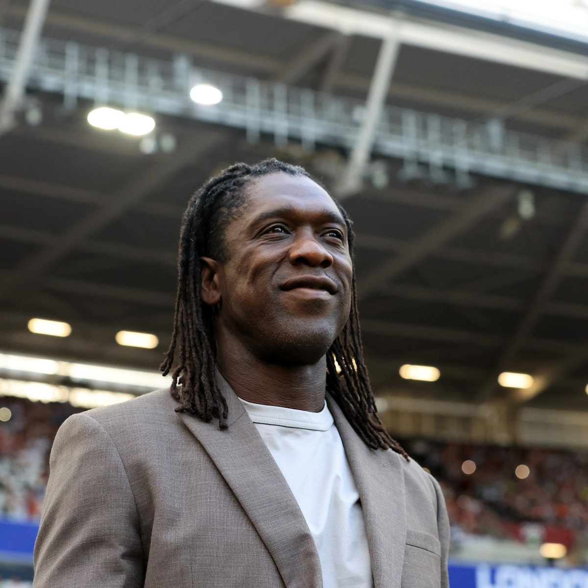 ‘Novo fôlego à sua carreira’ e ‘passou despercebida’: jornais repercutem contratação de Seedorf