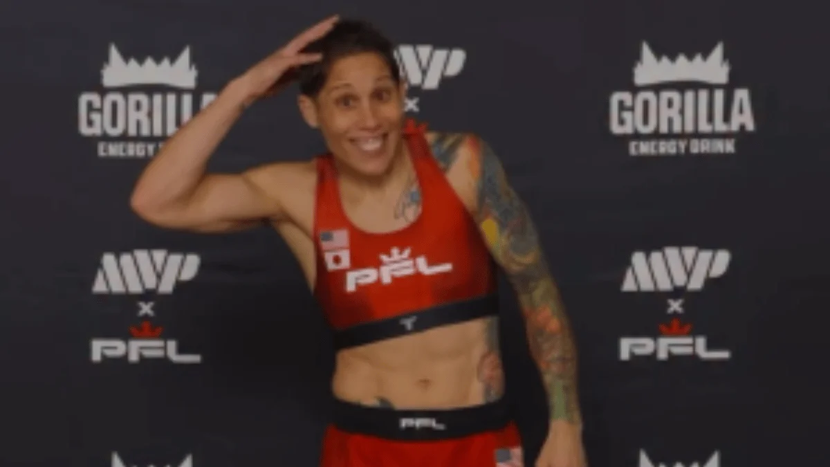 Lutadora raspa cabeça durante pesagem para bater peso em evento de MMA