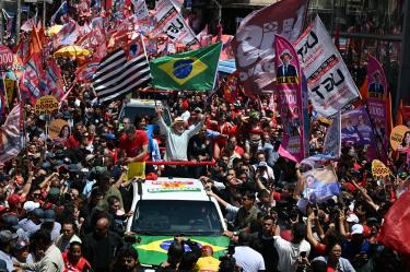 Simpatizantes de ambos candidatos cerraron la campaña con caravanas masivas.