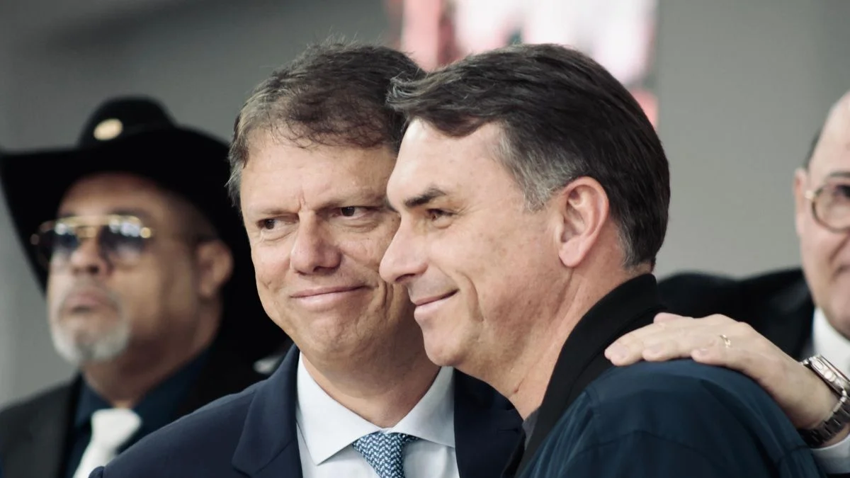 Flávio Bolsonaro deve usar Tarcísio para tentar virar votos na Grande SP