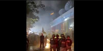 Policiais em forma&ccedil;&atilde;o se deslocam em dire&ccedil;&atilde;o &agrave; manifestantes em frente &agrave; sede da Globo no Jardim Bot&acirc;nico Foto: Reprodu&ccedil;&atilde;o / Estad&atilde;o