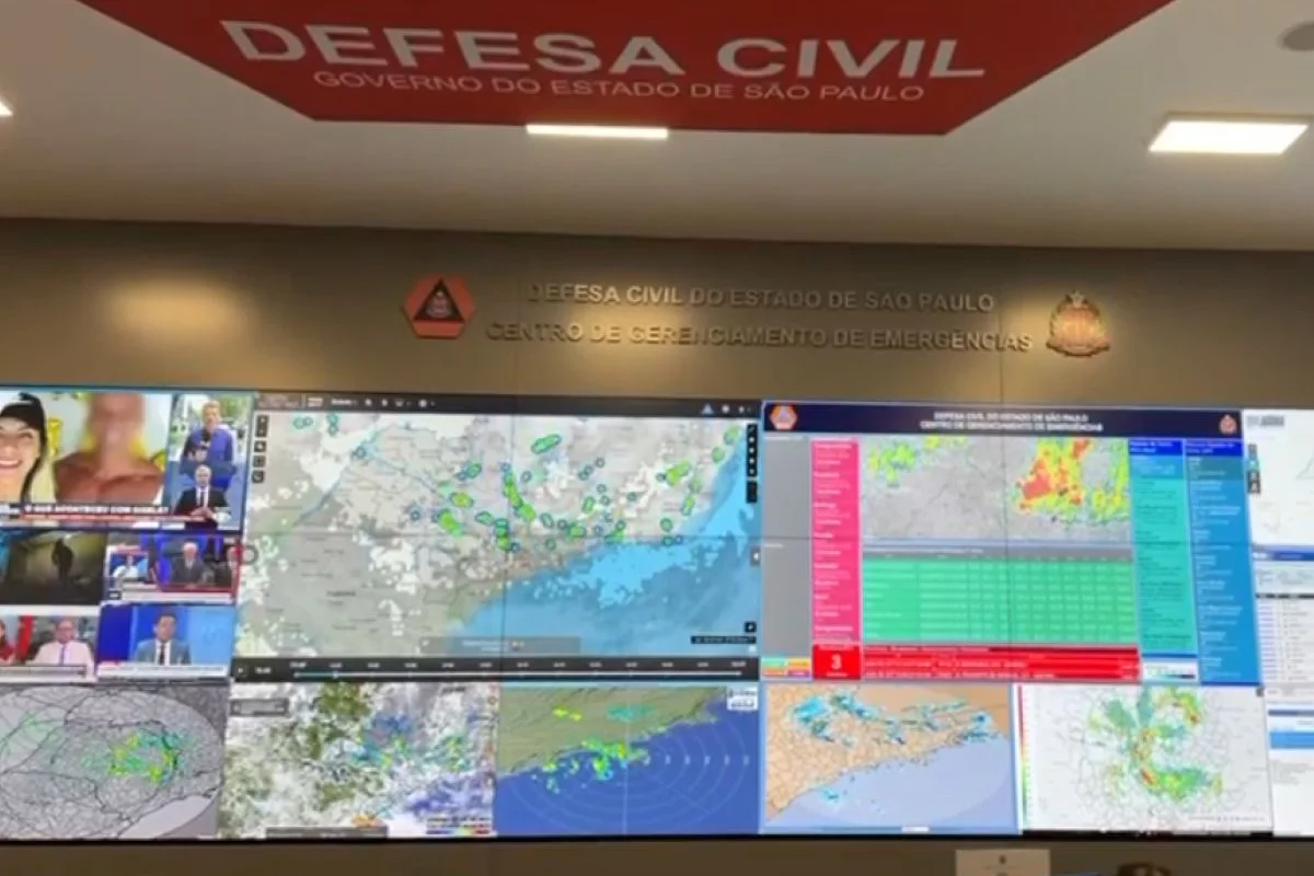Imagens coloridas mostram painel do centro de controle da Defesa Civil de São Paulo