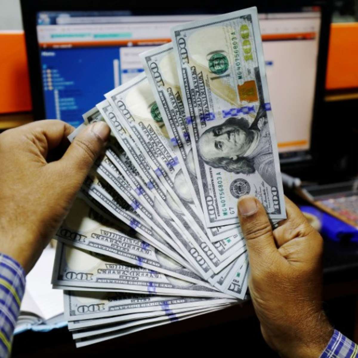 Dólar volta a superar os R$ 5 depois de rali do real pós 1º turno das eleições no Brasil