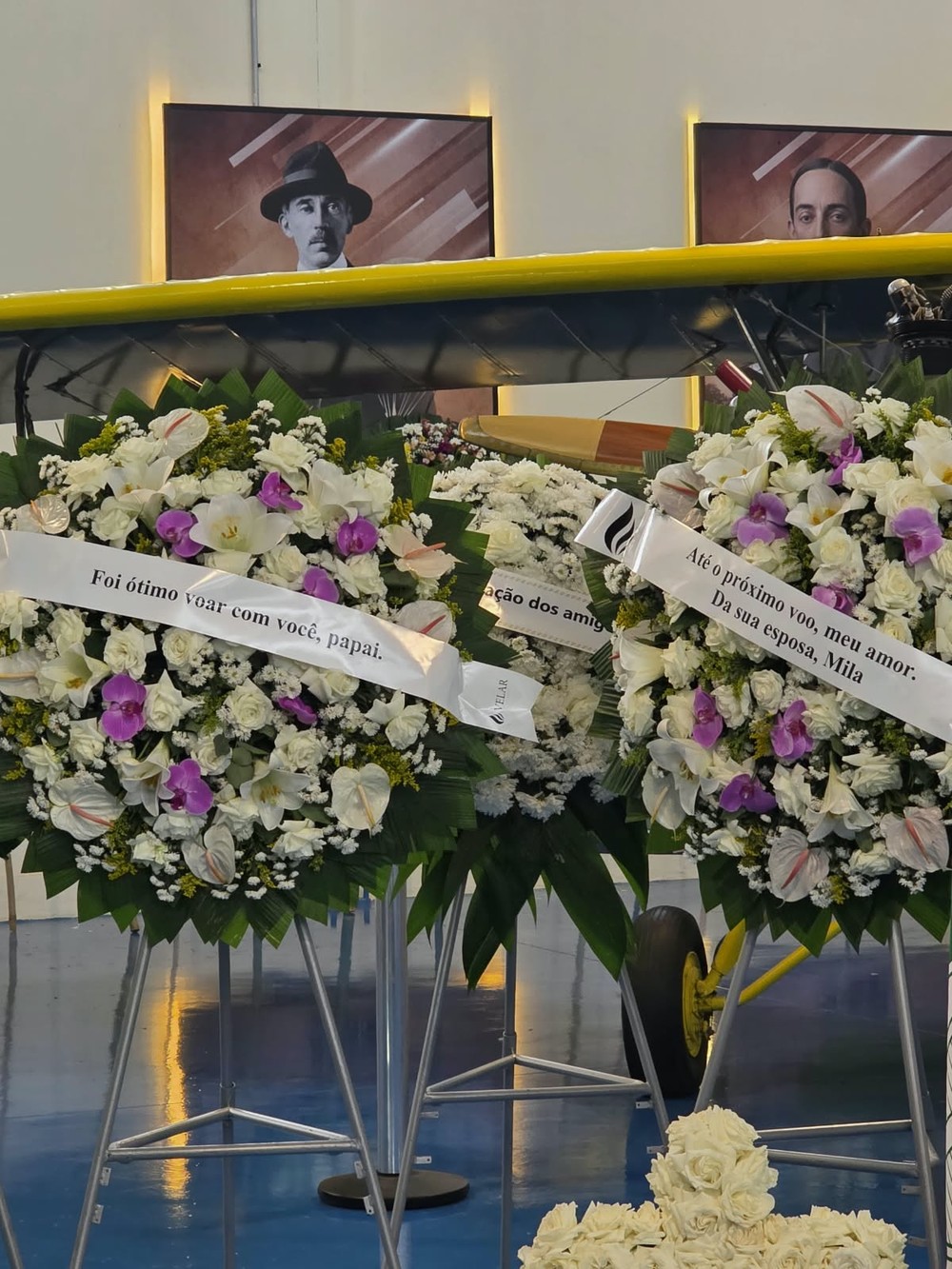 Coroas de flores no velório de Lito Sousa — Foto: Marina Bonini/Quem