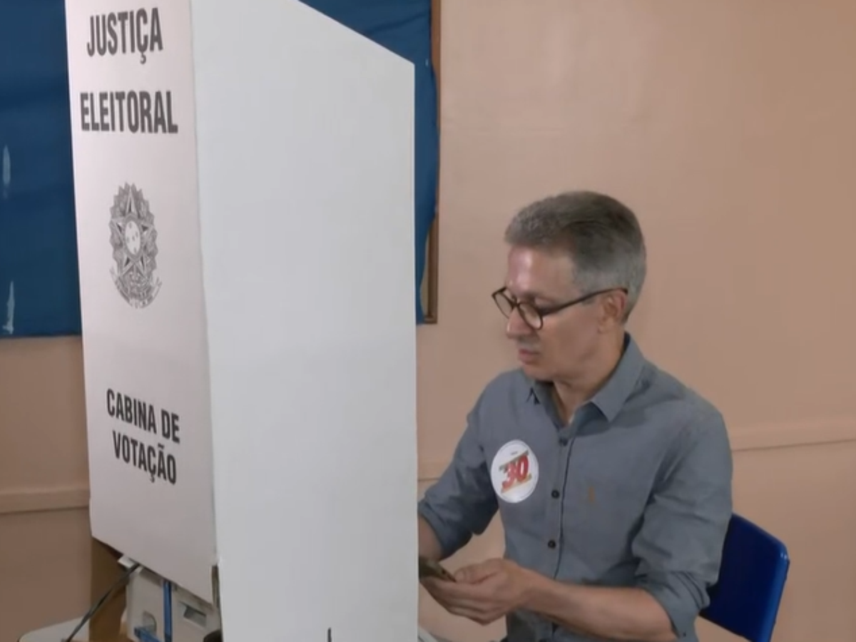 Zema usa celular na cabine de votação, apesar de regras do TSE