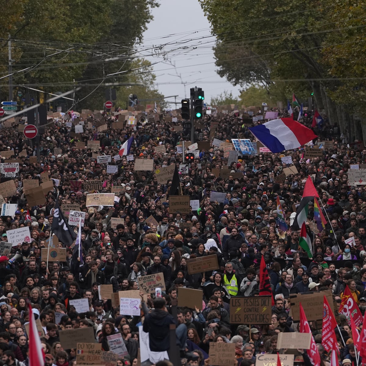 Centenas de milhares marcham pela França em protestos contra escolas e policiamento