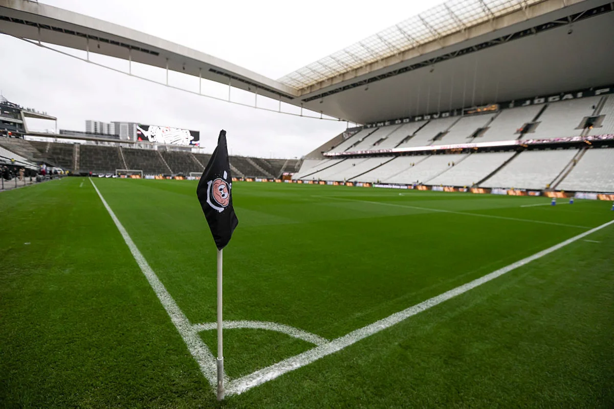 imagem colorida de bandeira do Corinthians na Neo Química Arena- Metrópoles