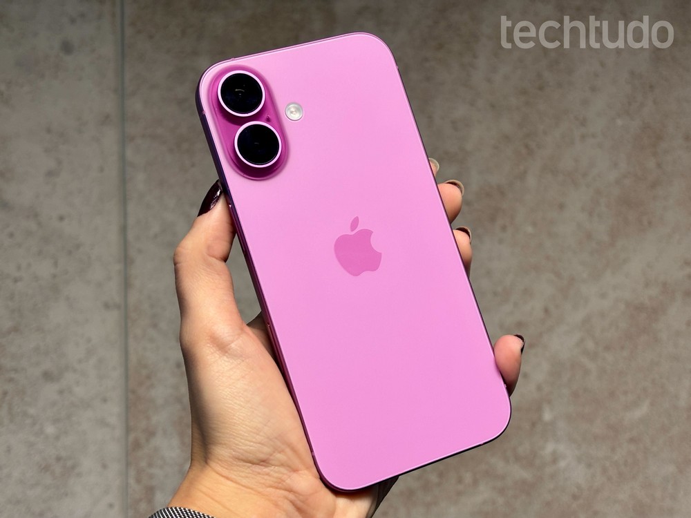 iPhone 16 Plus se destaca pela autonomia de bateria e pela tela ampla, mantendo fôlego mesmo após duas novas gerações — Foto: Ana Letícia Loubak/TechTudo
