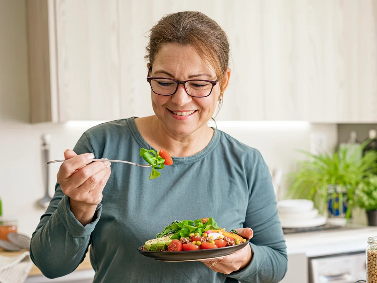 O que comer após os 50 anos para ajudar na longevidade, segundo nutri
