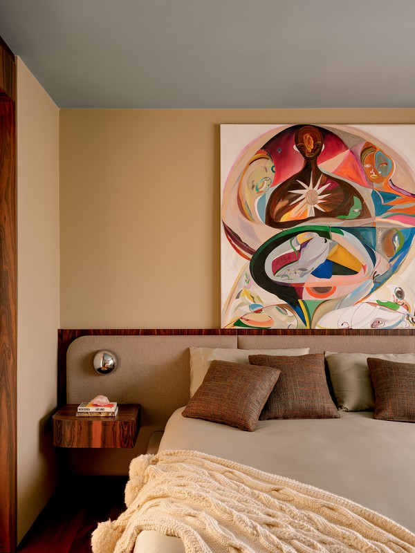 Manu Gavassi e Jullio Reis abrem apartamento, em São Paulo; assista ao tour